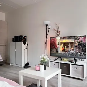 Lovely Next To The Metro Station And Shopping Malls - 16mins To Center, Convenient, Peaceful Appartement Helsinki